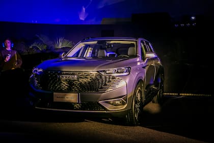 El exterior del Haval H6 se distingue por líneas modernas y detalles que aportan elegancia y deportividad como el techo panorámico, spoiler trasero, antena tipo tiburón y el portaequipajes.