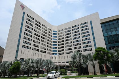 El exterior del Hospital Tan Tock Seng se muestra en Singapur el 30 de abril de 2021, cuando las autoridades intentaron contener la propagación del coronavirus después de que se detectara un brote en las instalaciones