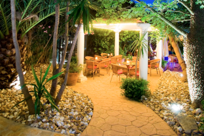 El exterior del hotel para disfrutar de día y noche