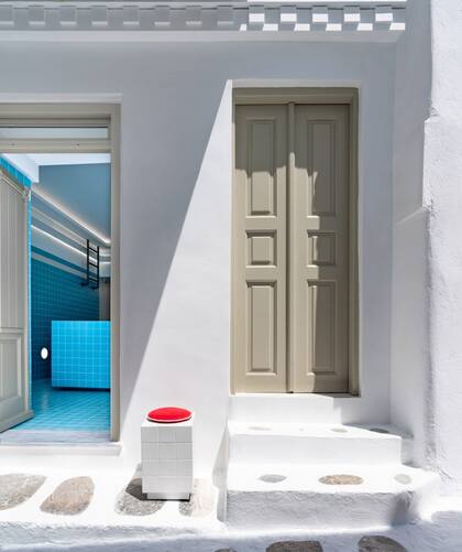 El exterior del local se camufla entre los otros negocios de la zona