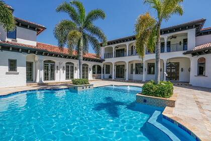 El exterior destacaba por una piscina panorámica, jacuzzi y gazebo, integrados en un terreno de una hectárea colindante con una reserva natural privada.
