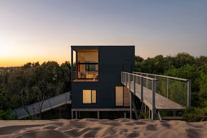 El exterior es de chapa acanalada, y privilegiaron tener techos ventiladas y ventanas en ubicaciones estratégicas para controlar la temperatura. La construcción estuvo a cargo de Sebastián Agüero (Agüero Construcciones).