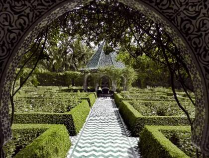 El exterior incluía un jardín de rosas, un jardín de naranjos, senderos de palmeras que bordeaban lagos ornamentales y fuentes de mármol