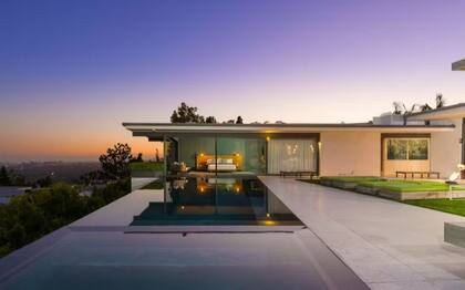 El exterior, la pileta de borde infinito y la vista de la última casa que perteneció a Matthew Perry en Los Ángeles