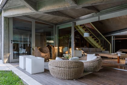 El exterior que se integra al interior gracias a la puerta de vidrio