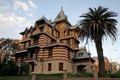 El exterior responde al pintoresquismo característico de las villas veraniegas, frecuente en la arquitectura aristocrática de Mar del Plata
