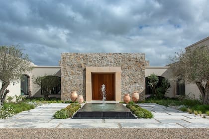 El exterior –y algunos muros interiores– es de piedra de cerro de Maldonado.