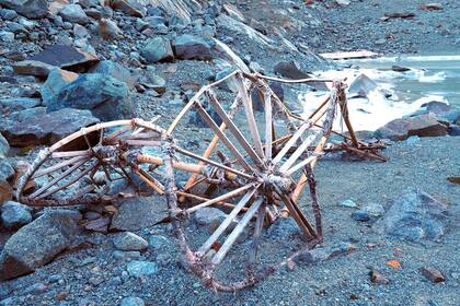 El extraño artefacto de bambú hallado en un glaciar en Suiza