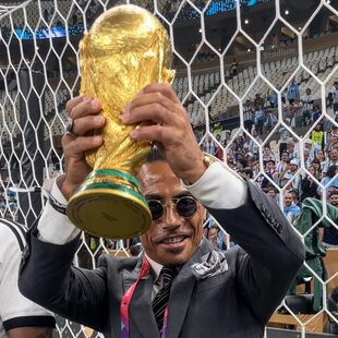 El extraño momento en que Salt Bae no solo logra acceder al campo de juego en la final del Mundial sino también sacarse fotos con la copa en la mano