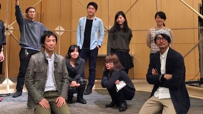 Narukawa (arrodillado en la primera fila a la izquierda) con alumnos de su laboratorio en la universidad de Keio, en Tokio.