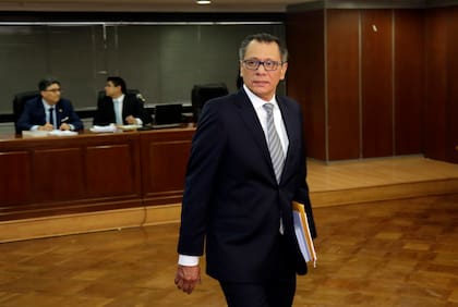 El exvicepresidente de Ecuador, Jorge Glas, entra en la sala de audiencia en la Corte Suprema para apelar la sentencia de seis años de prisión por asociación ilícita relacionada con el escándalo de Odebrecht en Quito, Ecuador, el 23 de mayo de 2018. Ecuador negó el martes un pedido formulado la víspera por México de otorgar un salvoconducto para el exvicepresidente