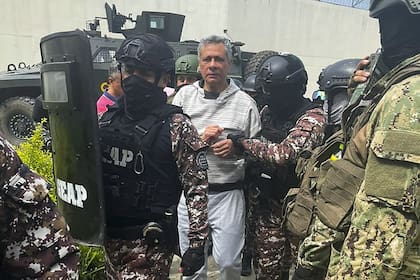 El exvicepresidente Jorge Glas es escoltado por efectivos policiales a su llegada a la prisión de La Roca, el 6 de abril de 2024 