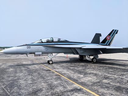 El F-18 Super Hornet BuNo (165667) biplaza utilizado para el rodaje del film Top Gun “Maverick” y que tripuló Tom Cruise pertenecía en ese momento al Escuadrón (VFA-122) ex (VA-122). Actualmente el jet ha cambiado su esquema de pintura al operar junto al escuadrón acrobático de la Aviación Naval Norteamericana conocidos como, Blue Angels. (Crédito Mick Torres).