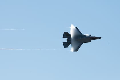 El F-35 es ágil, versátil, de alto rendimiento y cuenta con sensores de última generación para detectar otras aeronaves