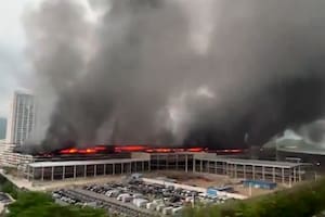 Un feroz incendio se desató en el estacionamiento de una de las mayores automotrices de China