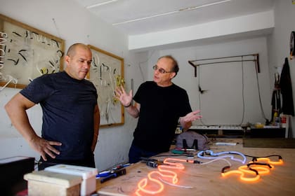 El fabricante de letreros de neón Jeff Friedman y el artista cubano Kadir Lopez Nieves trabajan en el taller y galería de López Nieves