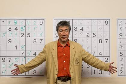 El fabricante japonés de rompecabezas Maki Kaji posa para una foto durante la primera competencia nacional de Sudoku en Sao Paulo