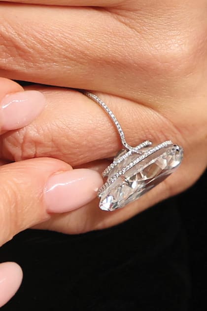 El fabuloso anillo de
compromiso tiene un
diamante de 20 quilates,
valuado en 2,5 millones
de dólares.