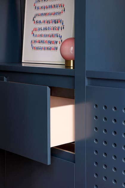 El factor sorpresa está presente en los interiores del mueble, que son color rosa.