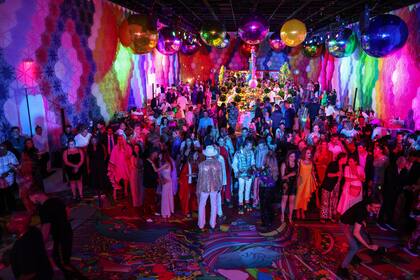 El Faena Forum dio la bienvenida al público que se sumergió en un fin de semana de arte y diversión, donde todos patinaron y bailaron en la pista de baile reinventada por los artistas assume vivid astro focus (avaf), bajo la vibrante instalación de crochet del colectivo artesanal mexicano Cielo Tejido, al ritmo de un conjunto seleccionado de DJ locales, organizado por el dúo dinámico Paperwater.