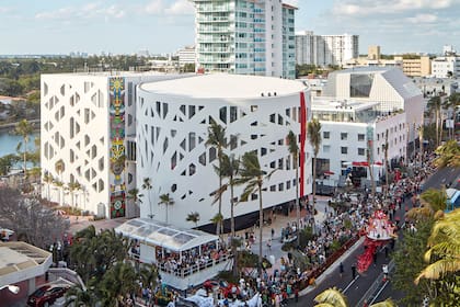 El Faena Forum Miami Beach en plena procesión performática, en 2016