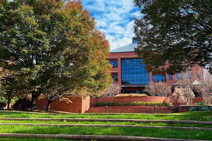 El FAFSA es el primer paso para acceder a ayudas federales que pueden hacer la educación universitaria más asequible