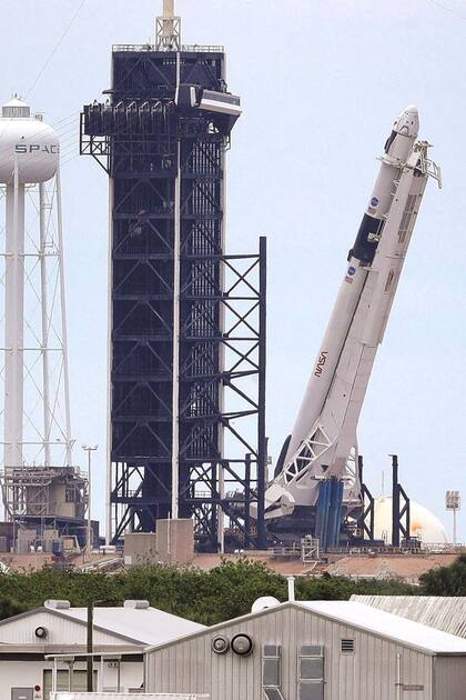 El Falcon 9 de SpaceX en un último chequeo antes de asumir una posición vertical ayer martes