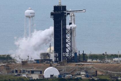 El Falcon 9 purgando su combustible en la lanzadera, en Cabo Cañaveral, con la cápsula Crew Dragon en al punta; los astronautas deben esperar a que se libere de combustible antes de salir