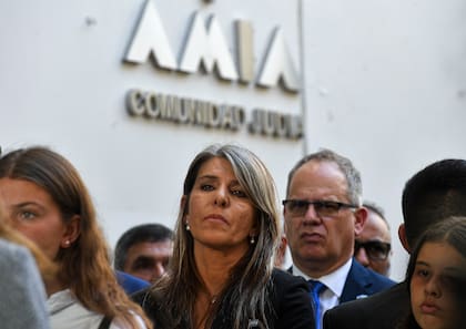 El fallecido ex fiscal federal Alberto Nisman fue homenajeado hoy en la sede de la Asociación Mutual Israelita Argentina (AMIA), a un mes de haberse cumplido el noveno aniversario de su muerte, con una ceremonia a la que asistieron familiares y autoridades.