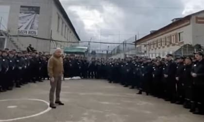 El fallecido líder del Grupo Wagner, Yevgueni Prigozhin, habla a los convictos en una cárcel rusa