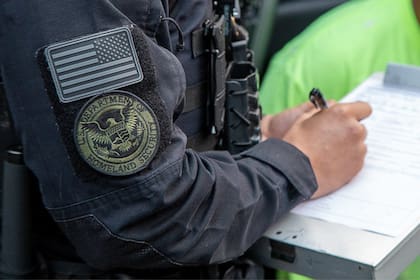 El fallo resuelve que los jueces de inmigración carecen de autoridad para otorgar o siquiera escuchar solicitudes de fianza de extranjeros sin admisión legal