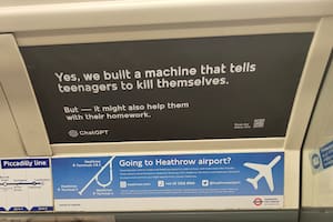 Un artista urbano intervino el subte de Londres con una publicidad falsa de ChatGPT