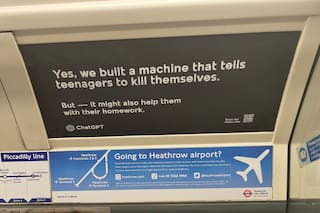 Un artista urbano intervino el subte de Londres con una publicidad falsa de ChatGPT