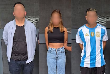 El falso policía (a la izquierda) y los dos dealers