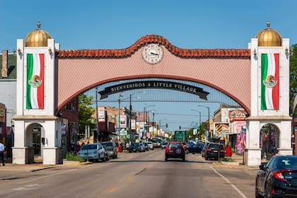 El famoso Arco de Bienvenida, diseñado por el arquitecto mexicano Adrián Lozano, en Little Village