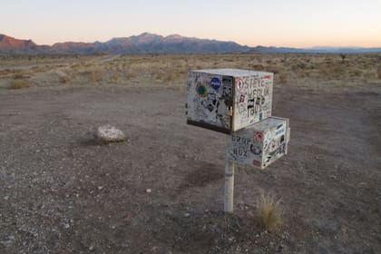 El famoso buzón negro fue instalado por los Medlin para recibir la correspondencia. Pero los fanáticos creen que pertenece a la base secreta y llegan hasta ese lugar para buscar pruebas sobre la existencia de vida extraterrestre