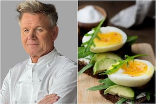 Para qué sirve pasar los huevos por agua fría, según el truco viral de Gordon Ramsay