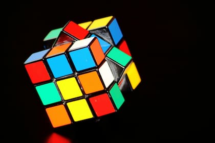 El famoso cubo de Rubik es uno de los juegos más recomendados para el fortalecimiento de la memoria (imagen ilustrativa)