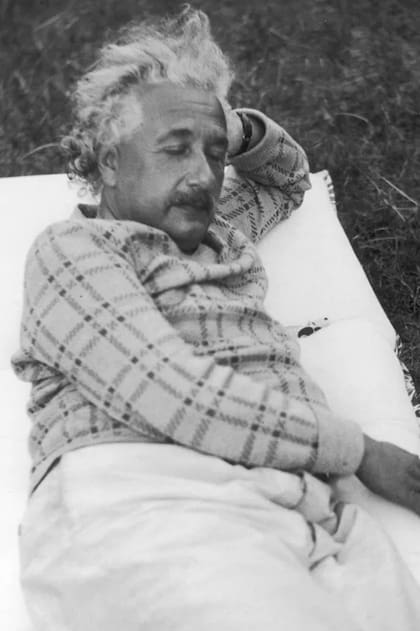 "El famoso físico alemán durmiendo la siesta en su patio de Berlín, a pesar de la amenaza nazi, en octubre de 1933", fue el comentario que acompañó esta foto