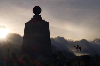 El famoso monumento a la mitad del mundo que construido entre 1979 y 1982 para marcar el punto donde se creía que el Ecuador atravesaba el país en aquel momento