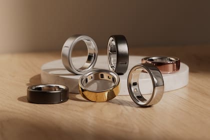 El famoso Oura Ring, en distintos colores y con diferentes terminaciones; para muchos, lejos de colaborar con el buen descanso, termina convirtiendo el tema en una obsesión
