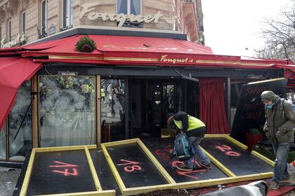 El famoso restaurante Fouquets también fue un foco de violencia