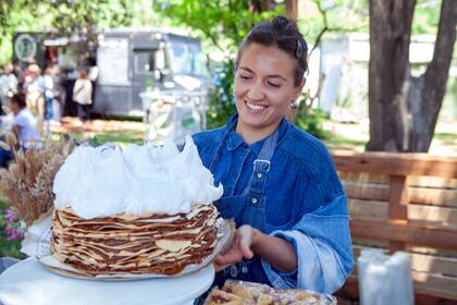 El famoso rogel, en el concurrido stand de Maru Botana.