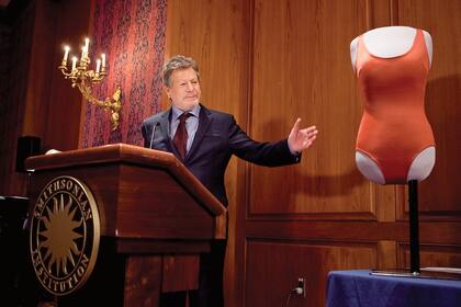 El famoso traje de baño rojo que usó la actriz fue donado al Museo Nacional Smithsoniano de Historia Americana. O’Neal hizo la presentación en febrero de 2011, en Washington.