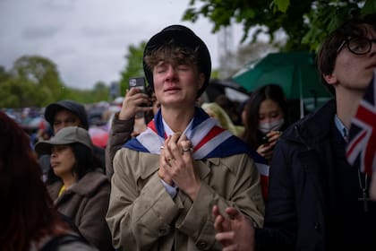 El fan de la realeza Ben Weller reacciona mientras ve la ceremonia de coronación del rey Carlos III de Gran Bretaña en una pantalla en Hyde park, en Londres, el sábado 6 de mayo de 2023.