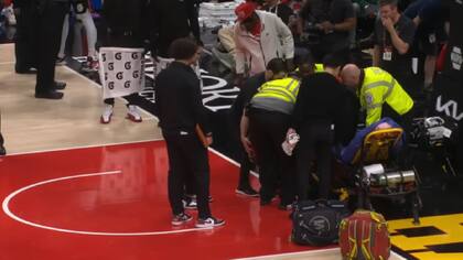 El fan de los Hawks debió ser trasladado en camilla