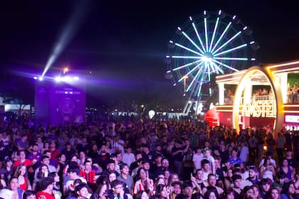 El fan fest de los hinchas de Lanús y Atlético Mineiro combina shows y luces en la costanera de Asunción
