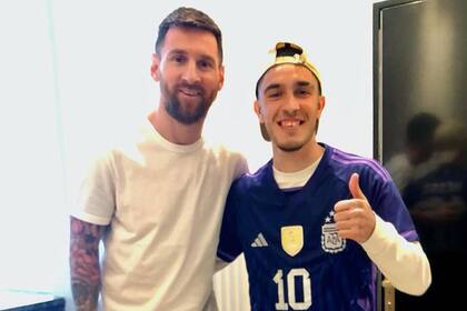 El fanático que acampó en la puerta de la casa de Lionel Messi y consiguió su firma