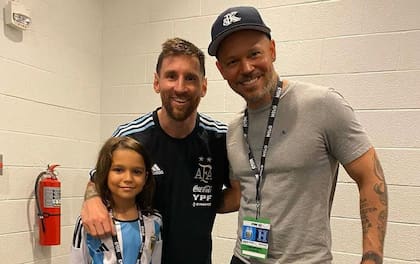 El fanatismo de Residente y Milo por la Selección argentina los llevó a fotografiarse con Lionel Messi en la Copa América 2021