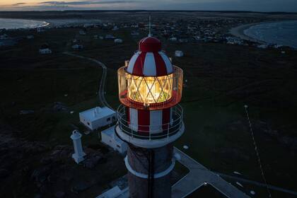 El Faro de Cabo Polonio, de referencia para los navegantes, fue construido e iluminado en marzo de 1881. En 1976 el faro fue declarado monumento histórico, actualmente tiene su acceso cerrado al público.